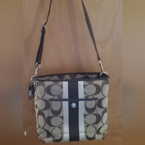Coach canvad medium shoulder bag